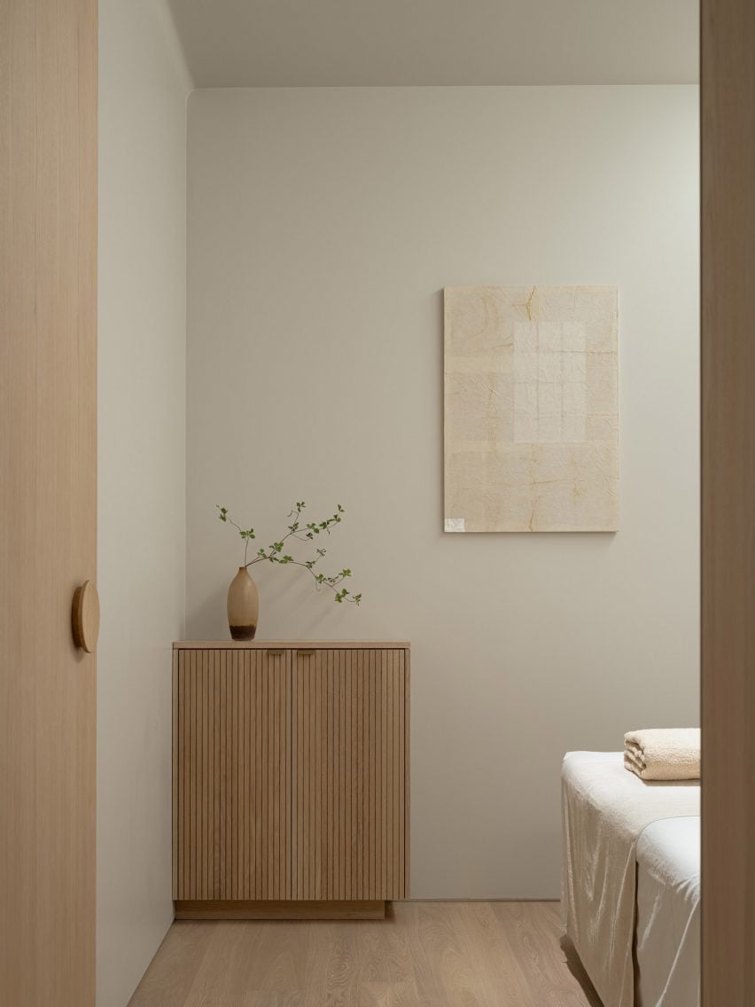 Calm treatment room in Tokyo