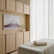 Keiji Ashizawa adds "residential calm" to Aloop clinic in Ginza