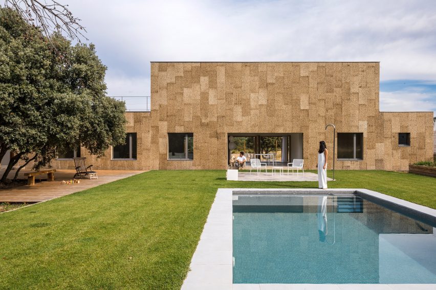 Garden view at home by Estudio Albar in Spain
