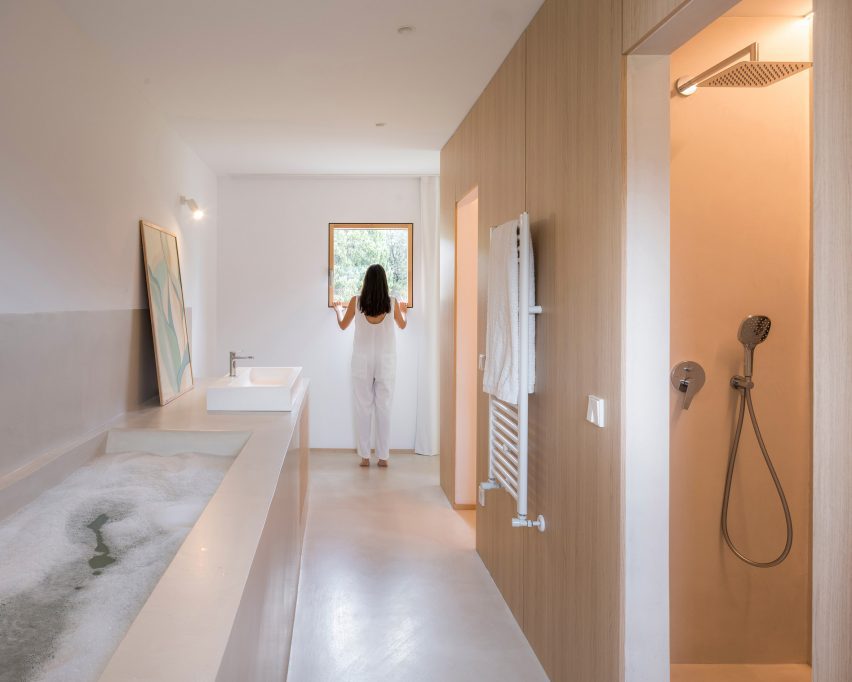 Bathroom of home by Estudio Albar