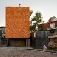 Mauricio Alonso creates Tomm House for irregular site in Mexico