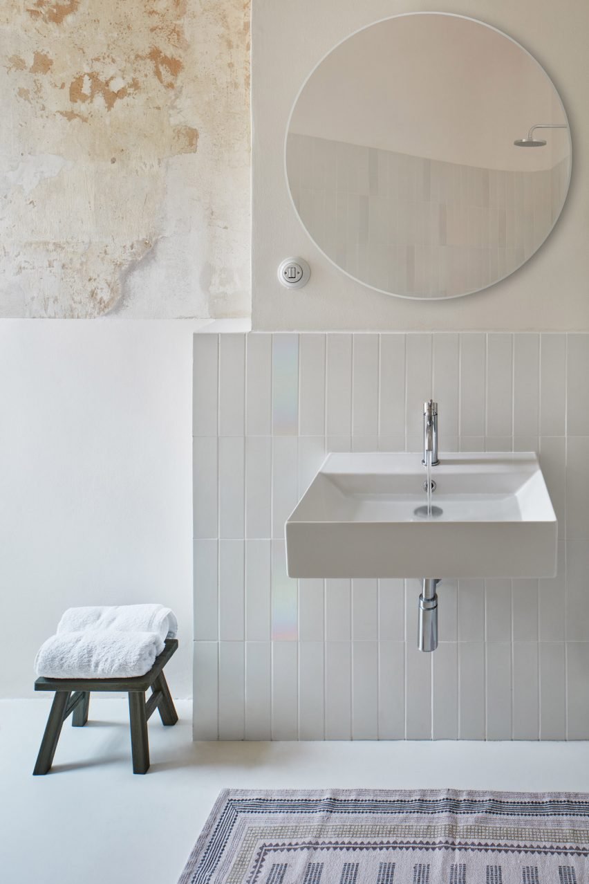 Photograph showing sink in bathroom with round mirror above