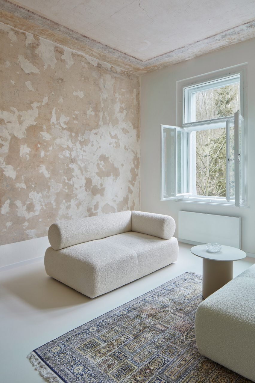 Living room with patchy brown and beige paintwork