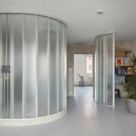 Neuhäusl Hunal divides Sculptor's Apartment  in Prague using curved glass partitions